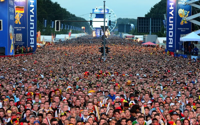 Berlin fan mile crowd
