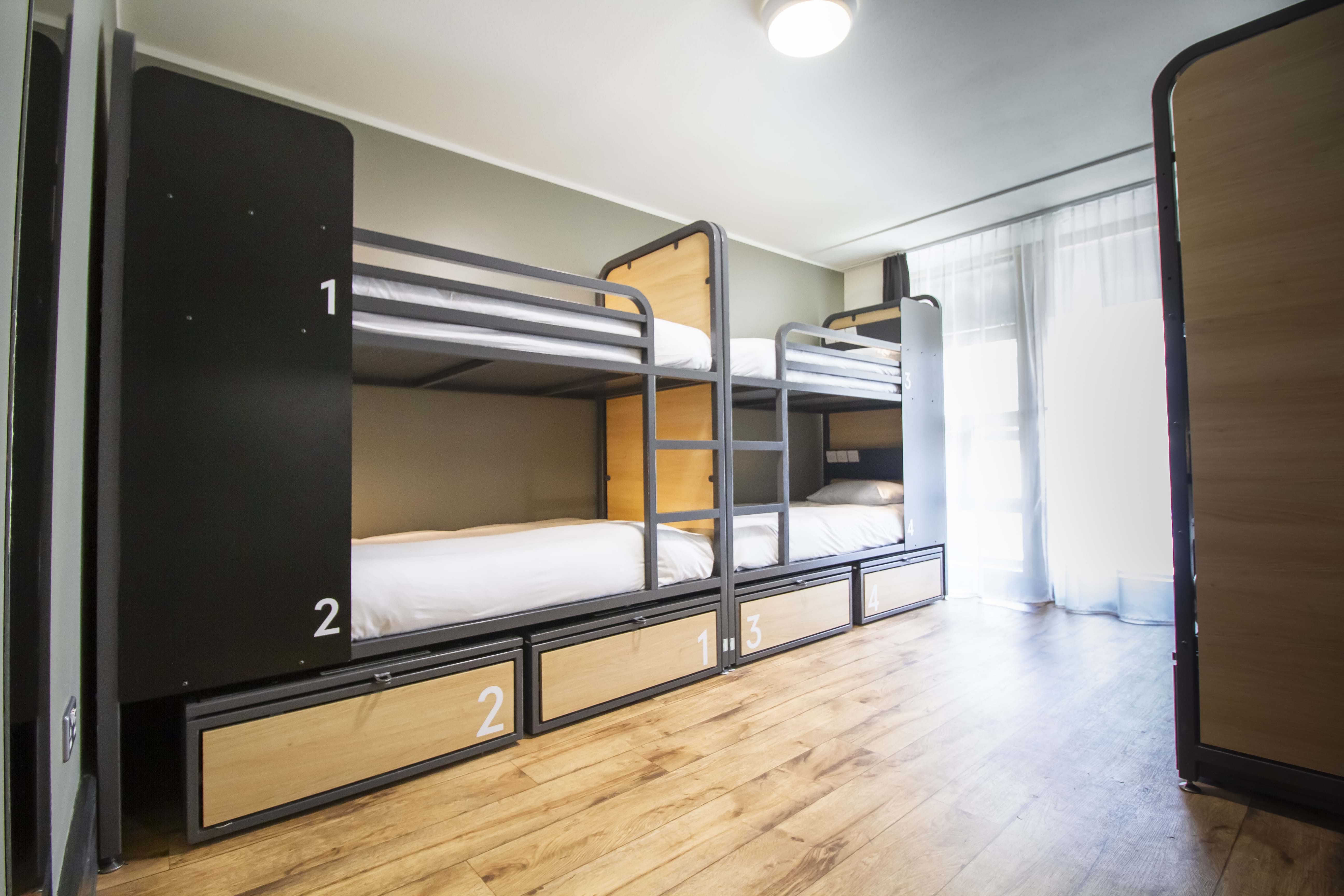 S&#228;ng i liten hall