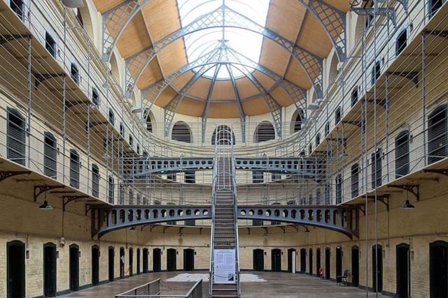 Dublin_kilmainham_gaol_cells_hall