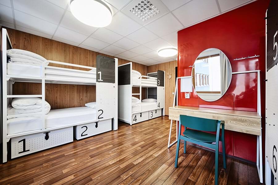 Habitaci&#243;n femenina privada con 6 camas