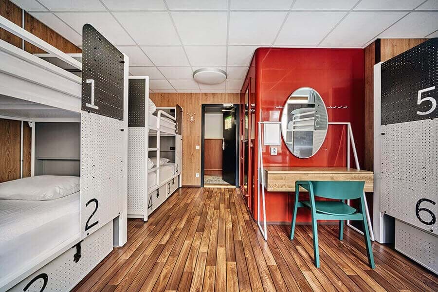 Cama en habitaci&#243;n compartida femenina de 6 camas