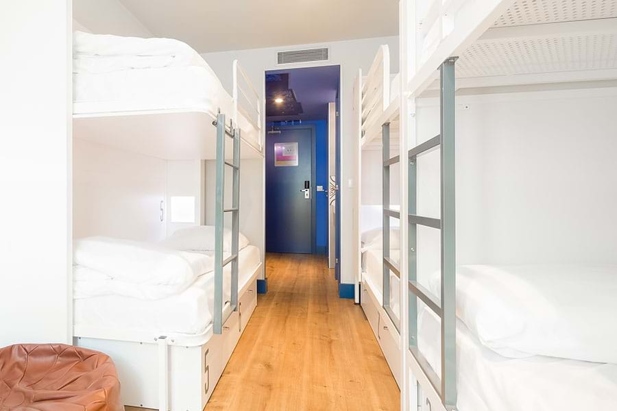 Bed in slaapzaal met 6 bedden 