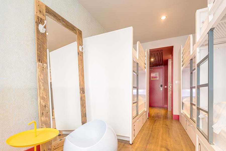 Bed in vrouwenslaapzaal met 6 bedden 