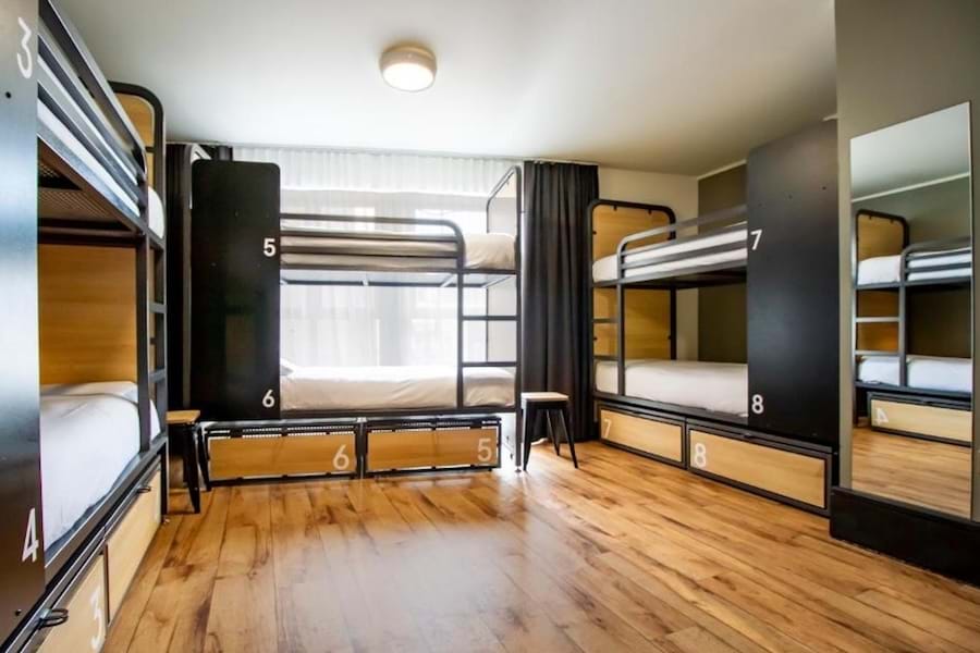 Privat 10–15-bäddsrum med eget badrum