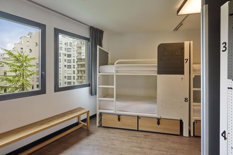 Bett in 10-Bett-Schlafsaal 