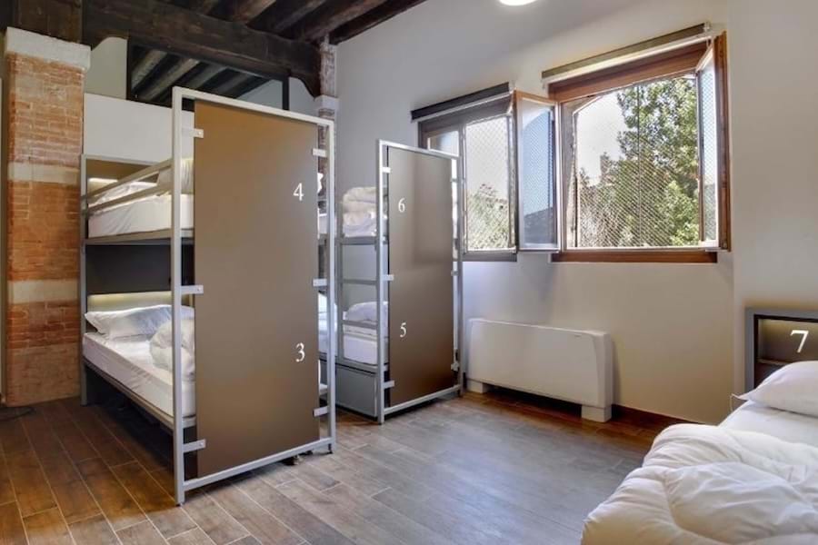 Bett im kleinen Schlafsaal – mit eigenem Bad