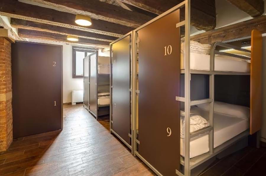 Bett im großen-Schlafsaal – Gemeinschaftsbadezimmer