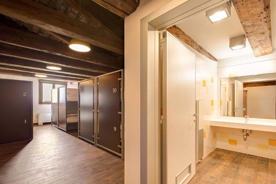 Privates 10-Bett-Damenzimmer