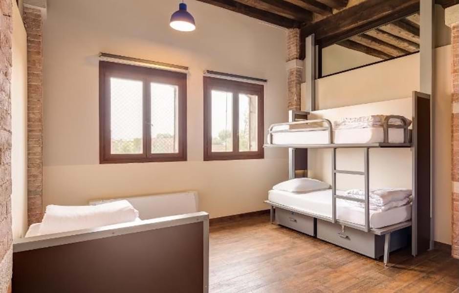 Chambre privée à 3 lits – Salle de bains commune